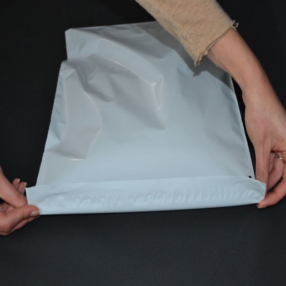 Enveloppe plastique d'expedition blanche opaque avec poche